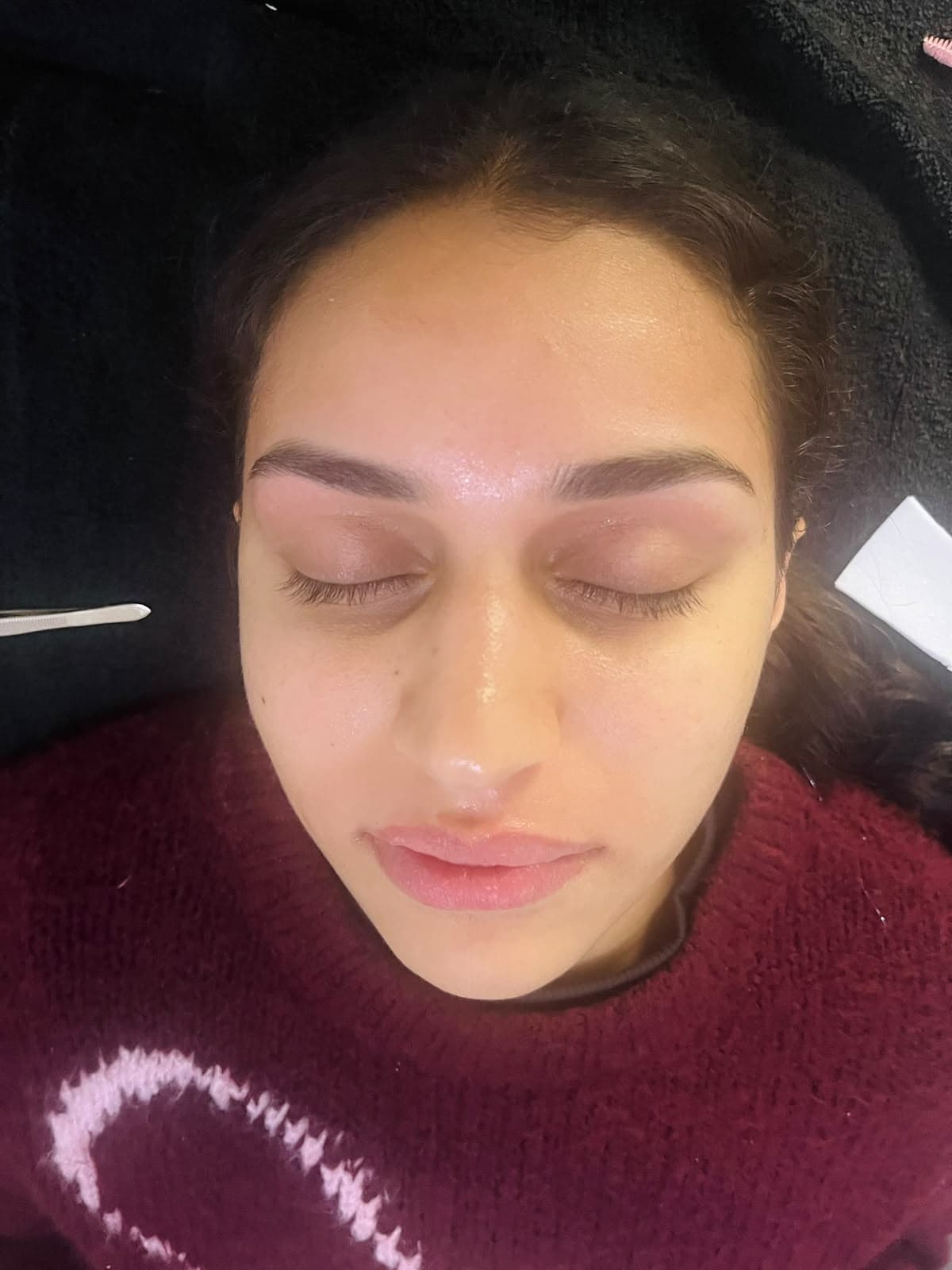 Natural, clean brow shaping result after threading